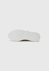 Talpa de sneaker alb din cauciuc, cu un model geometric de crampoane și logo embossat. Materialul superior pare texturat într-o nuanță neutră.
