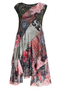 Robe à motif floral en tissu léger, avec un ourlet asymétrique, des manches courtes et des imprimés complexes en vert, rouge et noir.