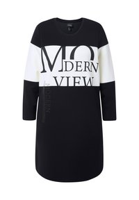 Schwarz-weißes langärmliges Kleid mit dem auffälligen Text "MODERN VIEW", aus glattem Stoff und glänzenden Verzierungen an der Seite.