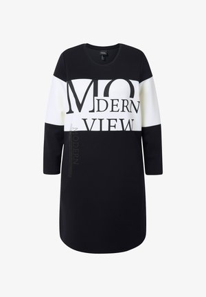 Schwarz-weißes langärmliges Kleid mit dem auffälligen Text "MODERN VIEW", aus glattem Stoff und glänzenden Verzierungen an der Seite.