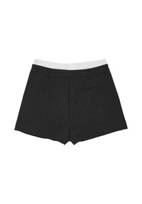 Shorts noirs à rayures avec une taille élastique blanche. Dotés de plis sur le devant et d'une poche arrière unique. Confectionnés avec un tissu lisse.