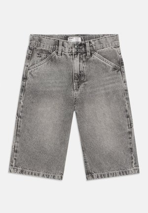 Grå denim shorts til kneet med knapper foran, glidelås, beltehemper og fem lommer, lagt flatt på hvit bakgrunn.