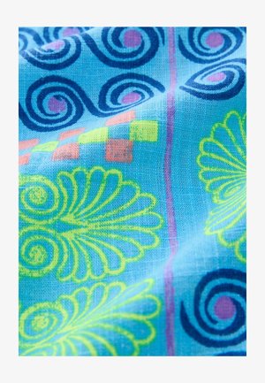 Textil mit wirbelnden marineblauen Mustern und leuchtend gelb-grünen Blumenmotiven auf einem hellblauen Hintergrund, dazu kleine orange und grüne Quadrate.