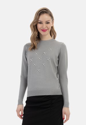 Pulover gri din material tricotat moale, având un decolteu rotund și embellishments asemănătoare cu perlele pe față. Croială ajustată cu manșete ribbate.
