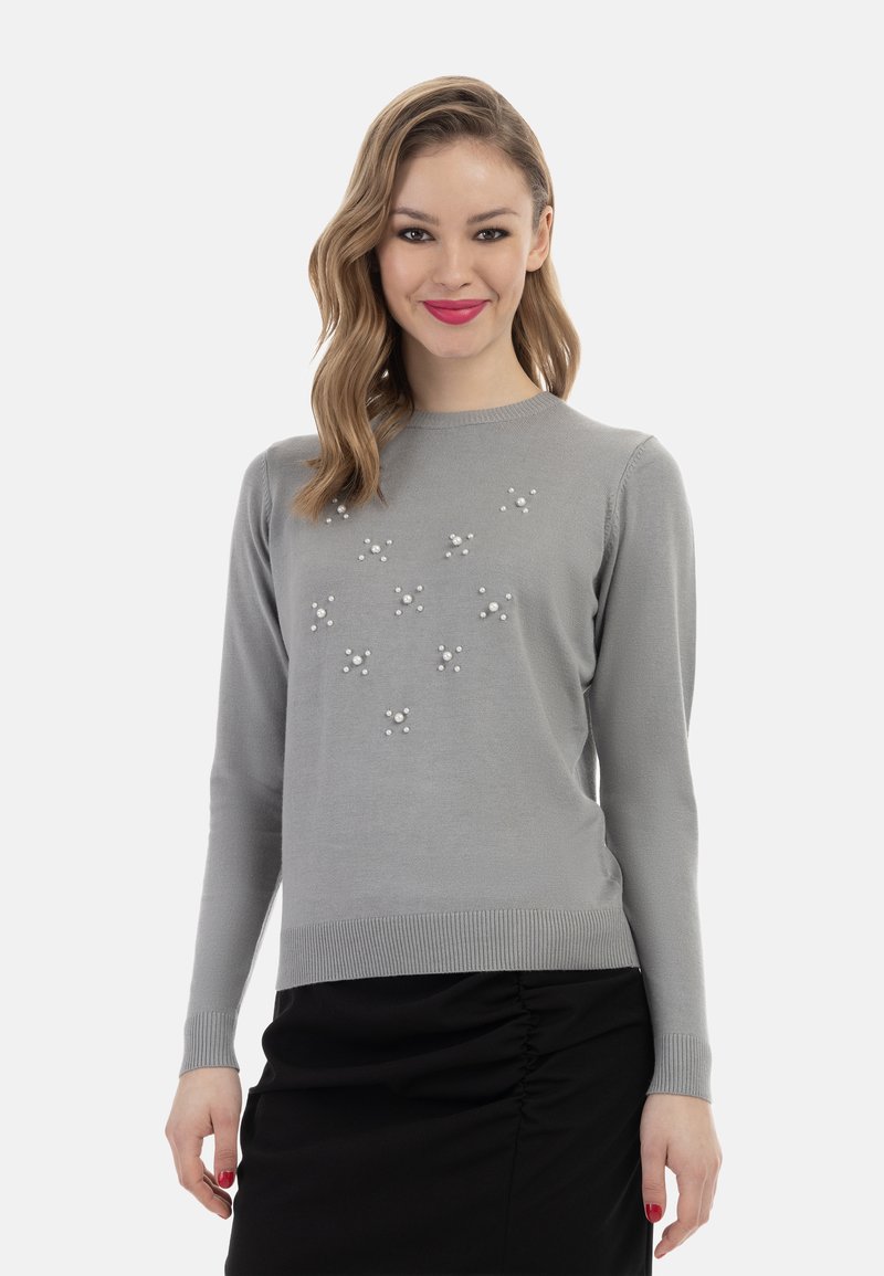 Pulover gri din material tricotat moale, având un decolteu rotund și embellishments asemănătoare cu perlele pe față. Croială ajustată cu manșete ribbate.