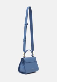Niebieska torebka ze skóry o teksturowanej powierzchni i usztywnionym kształcie, wyposażona w górną rączkę oraz odpinany pasek. Widoczne są złote akcenty metalowe.