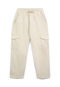 Beige Cargo-Hosen mit elastischem Bund, Kordelzug, Seitentaschen und Klappentaschen an jedem Oberschenkel, flach auf einem weißen Hintergrund präsentiert.