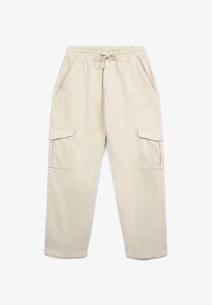 Pantaloni cargo beige con vita elasticizzata, stringa, tasche laterali e tasche a pattina su ciascun coscia, mostrati distesi su uno sfondo bianco.