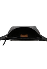 Borsa in pelle nera con una texture liscia, dotata di chiusura con zip e un'etichetta marrone all'interno. Design rettangolare e poco profondo per una conservazione compatta.