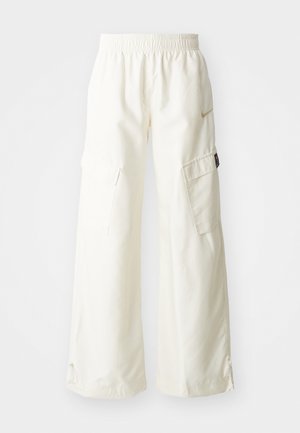 Pantalons cargo couleur crème avec une taille élastique, deux poches latérales et une coupe ample. Présente un accent logo sur le devant.