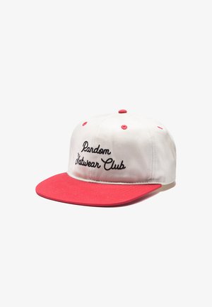 Witte en rode honkbalpet met zwarte geborduurde tekst "Random Hatwear Club" op het voorpaneel, geïsoleerd op een witte achtergrond.