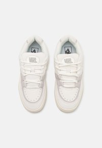 Białe sneakersy z cholewką ze zamszu i skóry, okrągłym noskiem, wyściełanym językiem i sznurowaniem. Posiadają logo Vans na języku, gładką teksturę i minimalistyczny design.