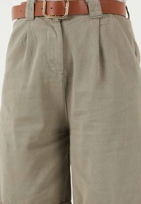 REGULAR FIT - Kratke hlače - khaki