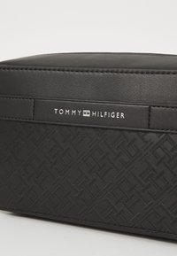 Tommy Hilfiger MONOGRAM WASHBAG - Kosmetická taška - black
