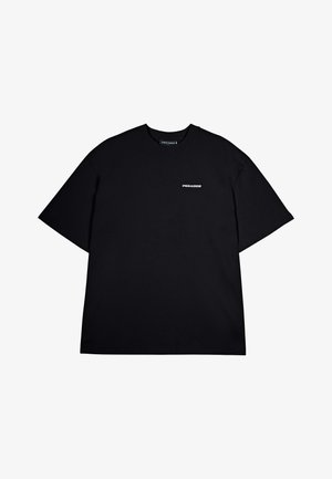 Czarny bawełniany t-shirt z krótkim rękawem. Charakteryzuje się małym białym logo "PEGA DOR" na lewej części klatki piersiowej. Prosty i nieozdobiony design.