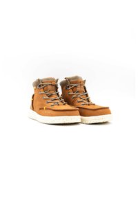 Botas de ante marrón hasta el tobillo con un cuello de tela gris, suela blanca moteada y cordones grises, con un acento amarillo cerca del talón.