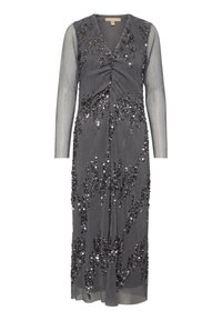 Haljina u ugljen sivoj boji s dugim plisiranjem rukava, koja ima složene perle i šljokice u cvjetnim uzorcima duž tijela i suknje.