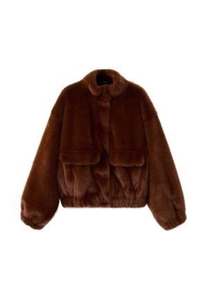 Chaqueta corta de pelaje sintético marrón con cuello redondo, mangas anchas y dos bolsillos frontales. Textura suave con un aspecto aterciopelado.