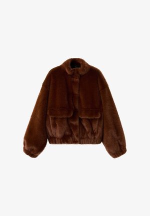 Chaqueta corta de pelaje sintético marrón con cuello redondo, mangas anchas y dos bolsillos frontales. Textura suave con un aspecto aterciopelado.