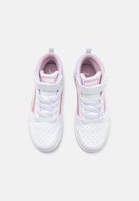 Hvide og lyserøde høje sneakers med perforeret tå, polstret krave, kontrasterende sidepaneler og tekstureret rem med logo-detalje.