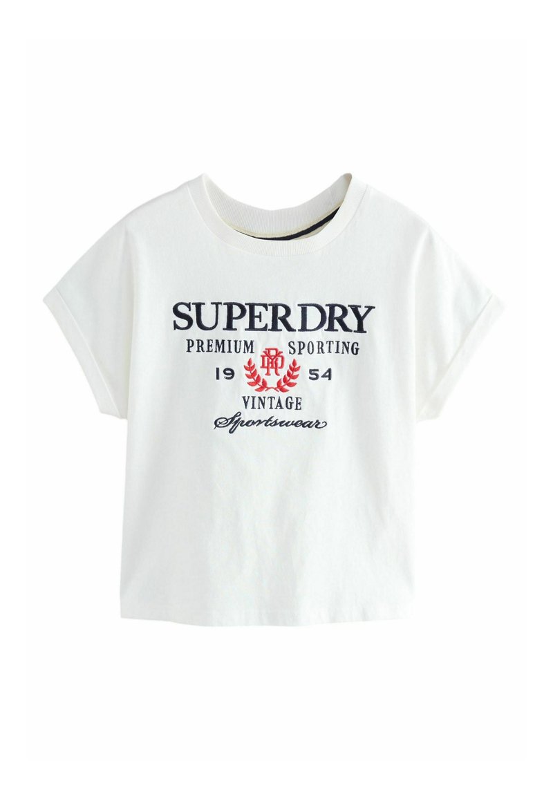 Bílá bavlněná tričko s krátkými rolovanými rukávy, na kterém je nápis "SUPERDRY" v námořnické modři a červené barvě, spolu se starožitným znakem.