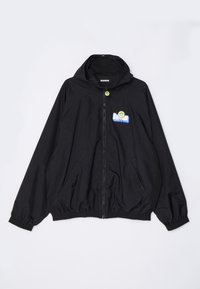 Svart lätt jacka med huva, framdragkedja, elastiska ärmslut och nederkant, med en flerfärgad logotyp på bröstet och fickor.