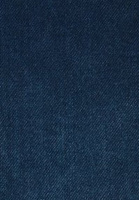 Ciemnoniebieska tkanina dżinsowa o gładkiej, równej teksturze i diagonalnym wzorze splotu, z subtelnymi jaśniejszymi nitkami dodającymi głębi.