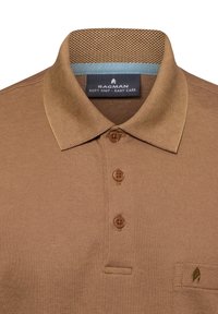 Braunes Poloshirt mit strukturiertem Kragen, drei braunen Knöpfen und einem kleinen Logo auf der Brusttasche. Verfügt über ein weiches Strickdesign.
