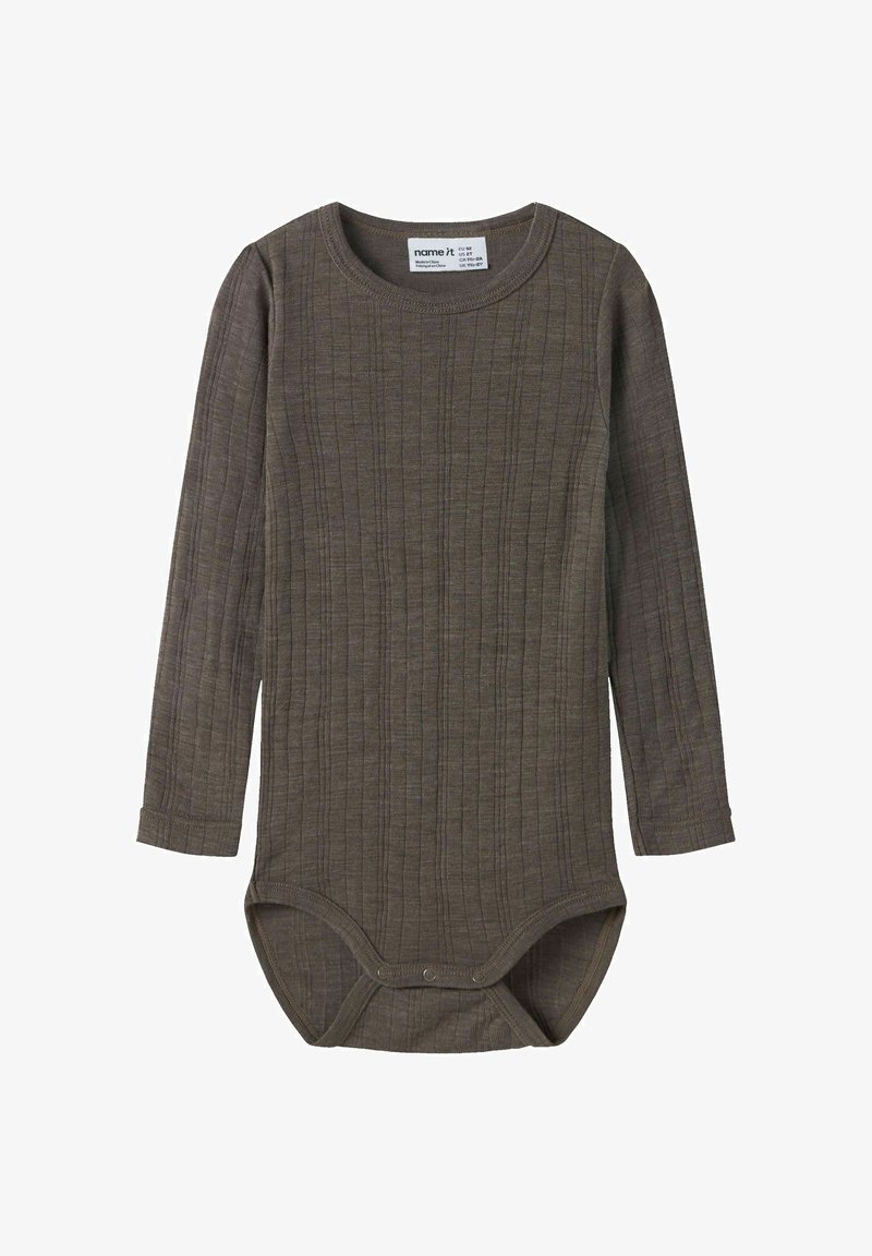 Body bébé à manches longues de couleur vert olive avec un motif côtelé texturé. Dispose de fermetures à pression au bas pour un habillage facile.