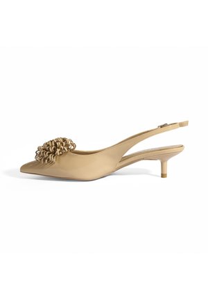 Chaussure à talon slingback en cuir nude avec un bout pointu, un petit talon et un détail décoratif en tissu en forme de fleur sur le dessus. Texture lisse sur l'ensemble.
