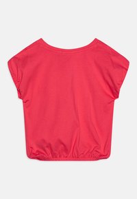 Calvin Klein Jeans MONOGRAM OFF PLACED CAP - Triko s potiskem - pink flash
