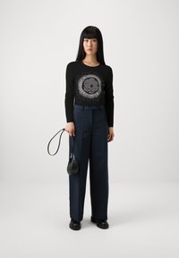 Guess CN PEONY STAMP TEE - T-shirt à manches longues - jet black