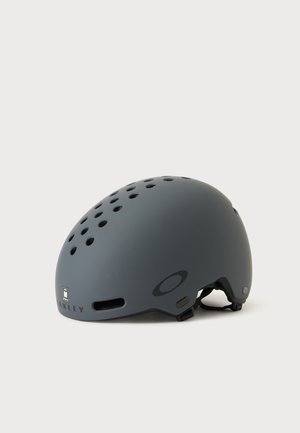 Mat mørkegrå cykelhjelm med flere ventilationshuller, side logo og justerbar hagerem, vist på en lys baggrund.