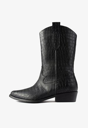 Mustat cowboy-kengät, joissa on krokotiilinamainen pinta, terävä kärki ja matala, pinottu korko. Sivuille on ommeltu koristeellista tikkausta.