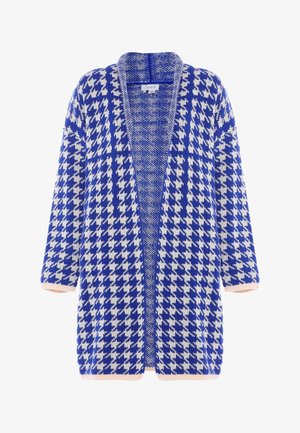 Cardigan în carouri alb-albastre cu deschidere frontală, mâneci scurte și accente roz deschis la mansete, având un material tricotat texturat.