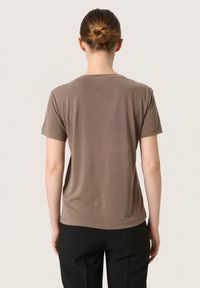 Soaked in Luxury CREW-NECK - Základné tričko - morel