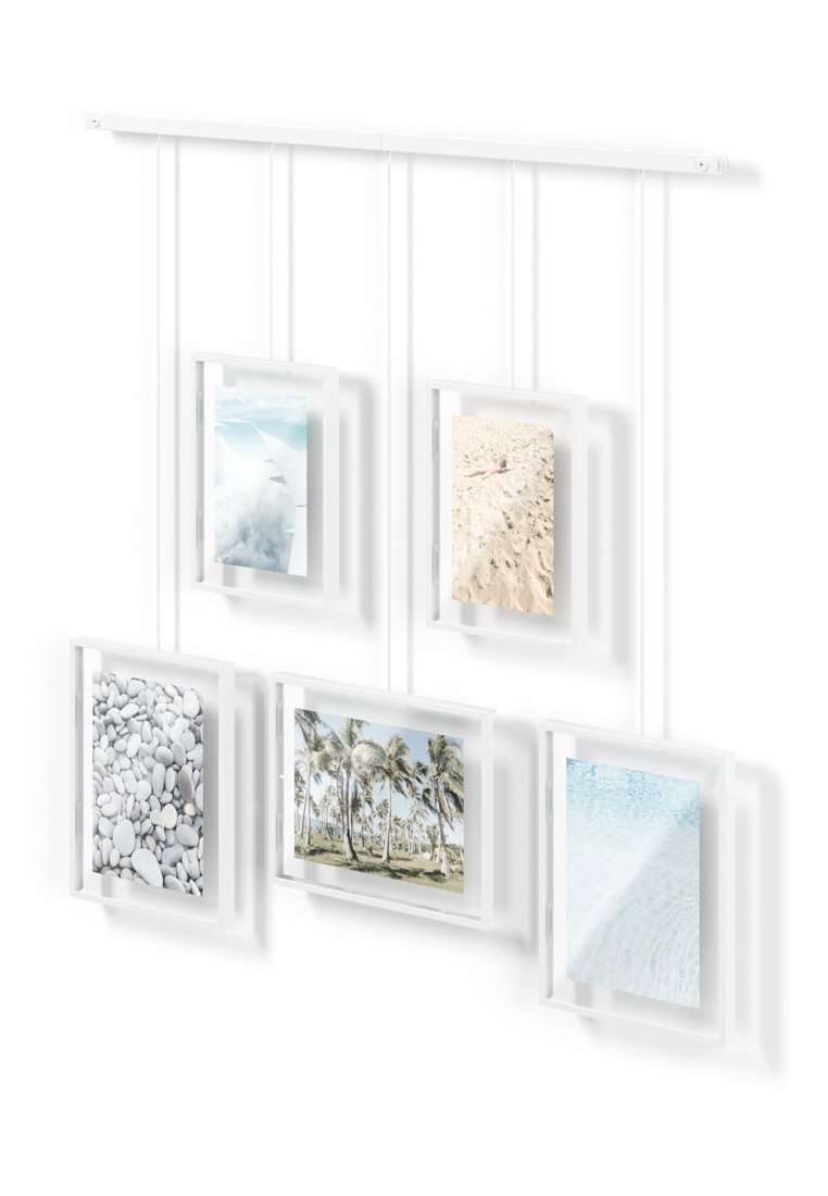 Hängende Fotopräsentation mit fünf transparenten Rahmen. Enthält weiße Rahmen, Bilder von Wolken, sandigem Strand, Kieselsteinen, Palmen und Wassertexturen.