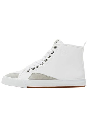 Hvid højtop sneakers med grå ruskind tå og sidestriber, hvide snørebånd og en gummisål med brunt mønster.