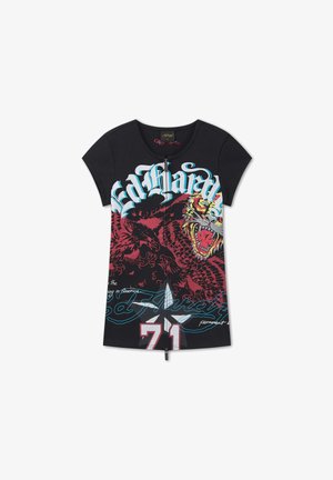 Zwart T-shirt met korte mouwen en rits, met een grote rode draak- en tijgerafbeelding, gestileerde witte tekst en het nummer 71 onderaan vooraan.