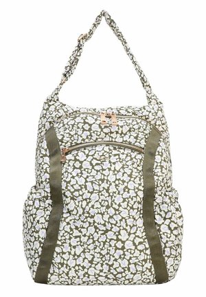 Mochila con estampado floral en verde oliva y blanco, con asa superior, bolsillo frontal con cremallera, bolsillos laterales y detalles verticales oscuros de tela.