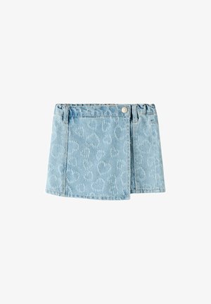 Lys blå denim miniskjørt med subtilt leopardmønster, knapper foran, beltehemper og overlappende asymmetrisk frontpanel.