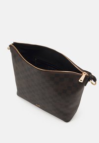 Borsa in pelle con motivo a scacchiera marrone e zip in tono oro, dotata di un ampio interno e una texture liscia.