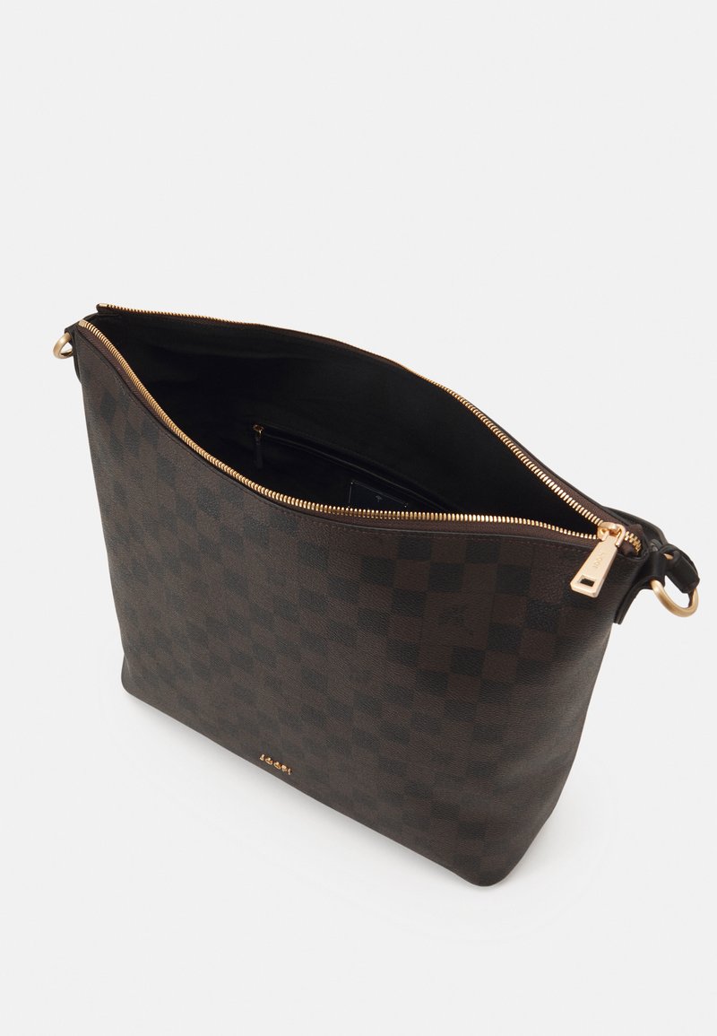 Borsa in pelle con motivo a scacchiera marrone e zip in tono oro, dotata di un ampio interno e una texture liscia.