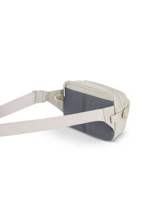 Sac banane compact beige et gris avec sangle réglable, fermeture éclair et boucle, présenté sur fond blanc.