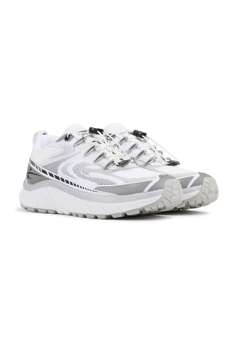 Zapatillas deportivas en blanco y gris con un diseño texturizado, cordones elásticos y una suela gruesa con patrones de tracción.
