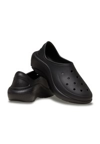 Czarne klapki wykonane z materiału przypominającego gumę, z otworami wentylacyjnymi, niskim tyłem oraz teksturowaną podeszwą z małymi wypustkami.