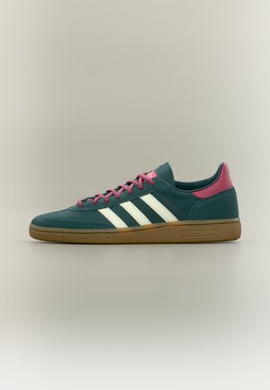 adidas Originals, HANDBALL SPEZIAL REAL MADRID SHOES - Indoor football boots - aurora ivy/ivory/wild pink
