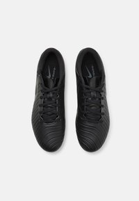 Para czarne korki piłkarskie Nike Tiempo z sznurowadłami, widok z góry na jednolitym białym tle.