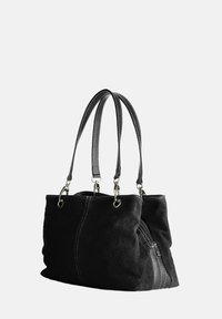 Mustan nubukista valmistettu käsilaukku, jossa on kaksi teksturoitua kahvaa, vetoketjullinen tasku ja ommeltu yksityiskohta. Pehmeä materiaali, löysä muoto ja virtaviivainen muotoilu.