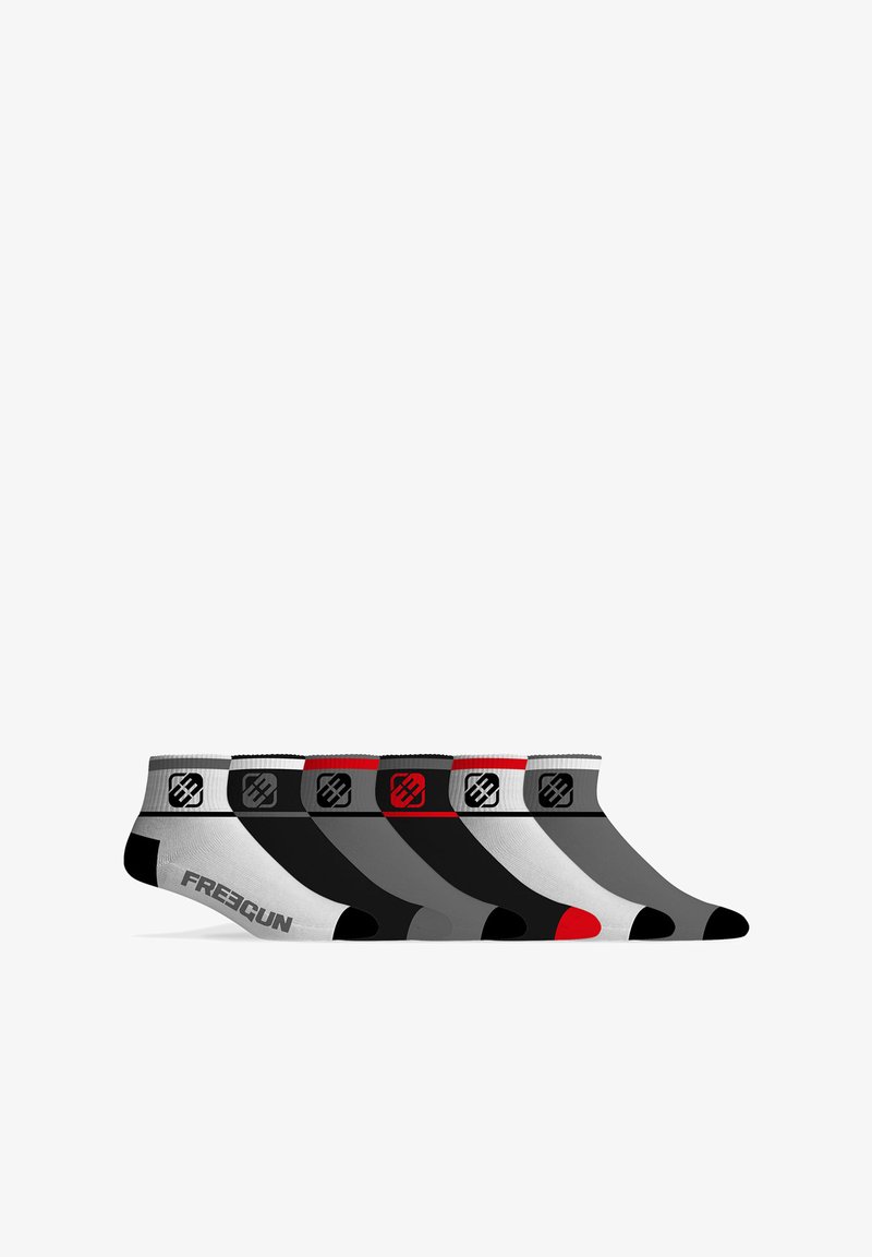 Ensemble de chaussettes de cheville en noir, gris et blanc avec des accents de couleur au niveau des orteils. Chaque chaussette arbore un bandeau logo distinctif ; les matériaux sont en mélange de coton.